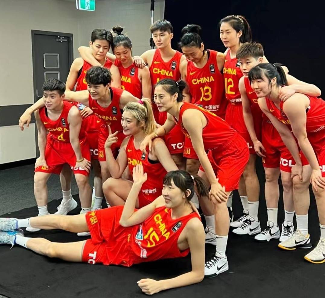 也因此，俱乐部以巨额费用引进了很多滕哈赫的旧部，比如奥纳纳、利桑德罗和安东尼，但收效甚微。